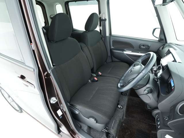 運転席です！ベンチシートタイプのため座席を広く活用することが可能♪長時間の運転でも疲れにくいドライブが出来ます☆