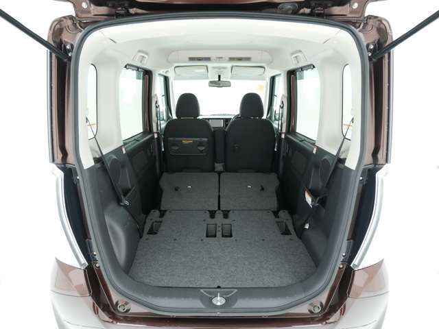 軽自動車ながらも後席を折り畳むことで大容量の荷室を作り出すことが出来ます☆スーツケース等を積み込んでのご旅行なども楽々こなすことが出来ます☆