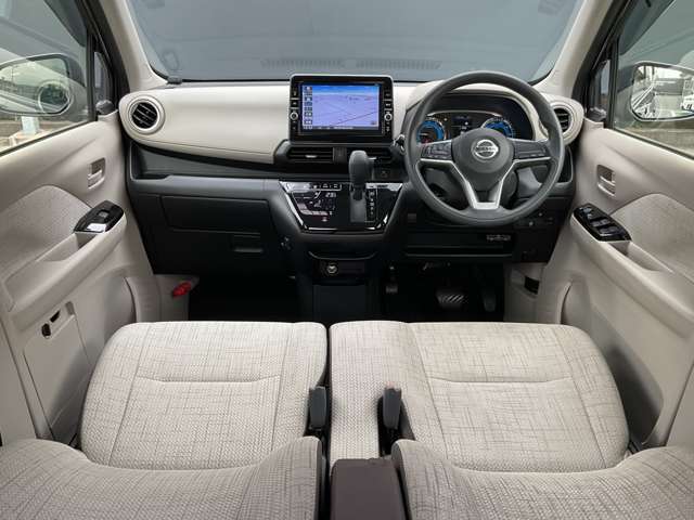 運転席からの視界が左右に広く隅々まではっきりと見渡せます。車の先端も把握しやすく安心して運転できます♪