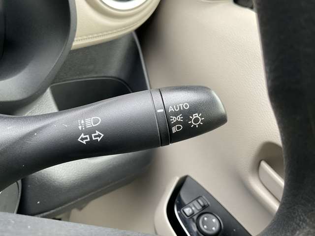 高速道路のトンネル通過等で重宝するオートライト機能付です。