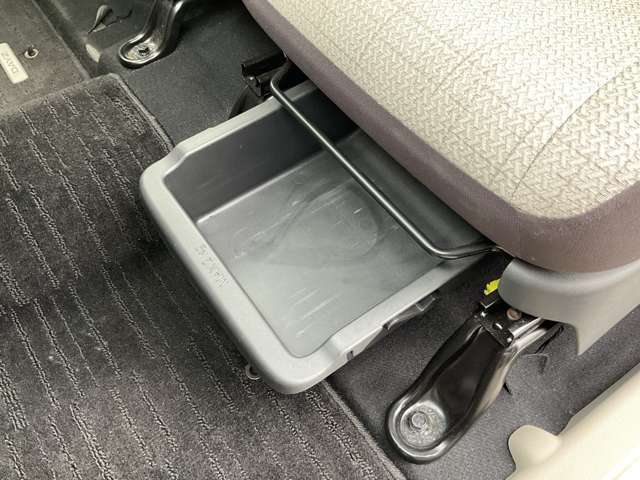 助手席の下にもちょっとした収納スペースがあります★