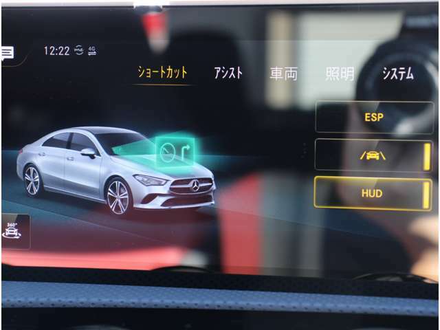 メーターフード上のディスプレイに車速や現在のシフトポジションなど主要な情報を投影するヘッドアップディスプレイ！