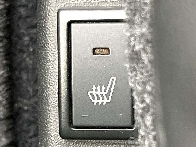 【シートヒーター】寒い日に重宝するシートヒーター！エアコンより早く温まってくれるので寒がりの人も安心ですね♪エアコンの温風は乾燥するから苦手、という方にもをおすすめです。