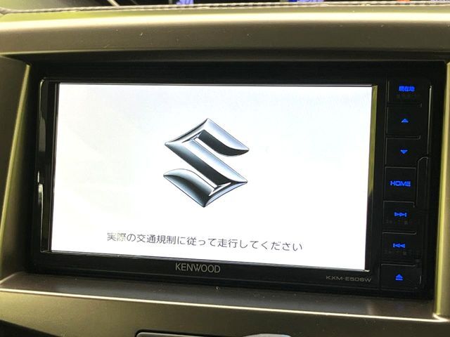 【純正ナビ】人気の純正ナビを装備しております。ナビの使いやすさはもちろん、オーディオ機能も充実！キャンプや旅行はもちろん、通勤や買い物など普段のドライブも楽しくなるはず♪