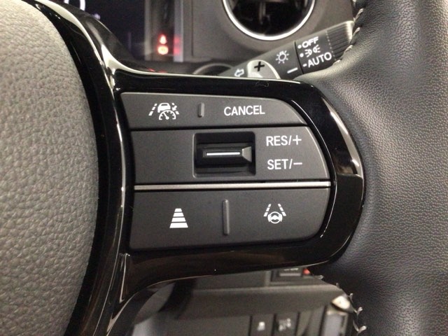 【アダプティブ・クルーズ・コントロール】予め設定した車速内でクルマが自動的に加減速。 前走車との適切な車間距離を維持しながら追従走行し、高速道路でのドライバーの疲労を軽減してくれる嬉しい機能付♪
