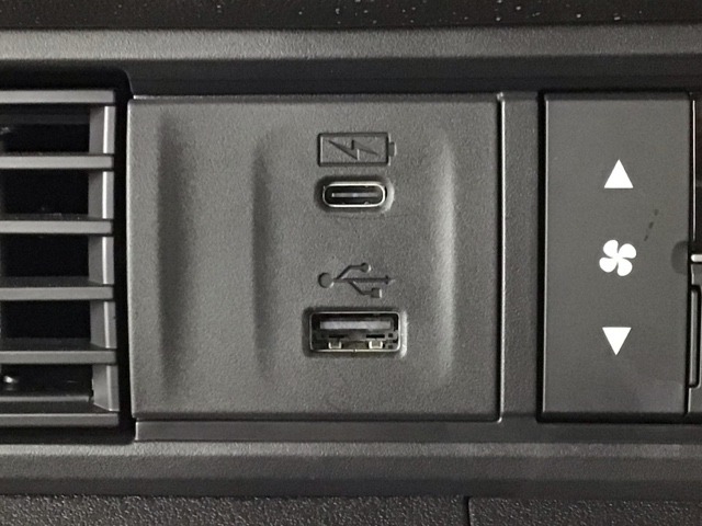 【USBポート】USBポートも装備されています！スマートフォンのオーディオに連携も可能です。今や欠かせない装備の一つです！そして、充電用は急速充電に対応しているtype-Cとなっています♪