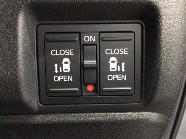 【両側パワースライドドア】両側がパワースライドドアになっており、運転席のスイッチやスマートキーでも開閉が可能です！開口部も広いので乗り降りも楽々♪