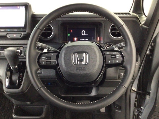 【ハンドル】運転にかかわる様々な操作を安全に行えるように視点移動が少なく操作性に配慮されたスイッチ類が凝縮されたコックピットです。