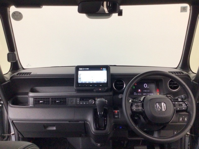 【前方視界】開放的な前方視界！運転がしやすく疲れにくいです♪窓が大きく、見通しがとっても良いおクルマですよ♪