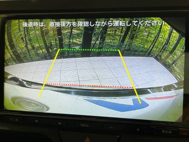 【バックカメラ】駐車時に後方がリアルタイム映像で確認できます。大型商業施設や立体駐車場での駐車時や、夜間のバック時に大活躍！運転スキルに関わらず、今や必須となった装備のひとつです！