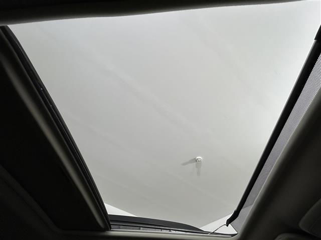 【　サンルーフ　】解放感溢れるサンルーフ♪車内には爽やかな風や太陽の穏やかな光が差し込みます♪