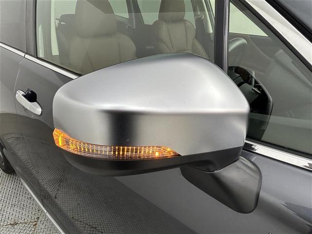 【　電動格納ウインカーミラー　】付いているだけで高級感のUPするウィンカー内臓サイドミラー♪もちろん見た目だけでなく、対向車からの視認性の向上につながり、安全度もUP♪