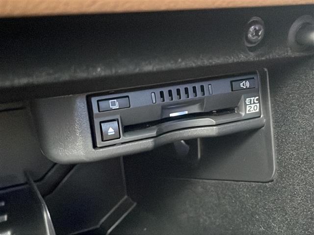 【ETC】有料道路を利用する際に料金所で停止することなく通過できる、ETC車載器（ノンストップ自動料金収受システム機器）が装備されています。セットアップを行うことで利用可能になります。
