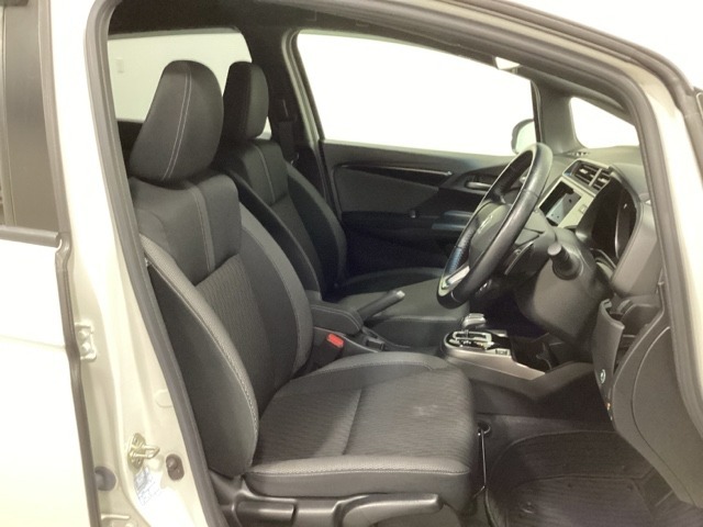 広い足元にゆったり座れるシートには肘掛けも装備しており長距離の運転でも疲れにくくなってます。女性でも運転がしやすいように、シートの高さ調整機能（シートリフター）がついています。