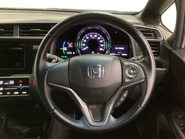 ハンドルにHondaセンシング系のクルーズコントロールやレーンキープアシストなどのスイッチが装備されています。ハンドルから手を離さず安全に操作できます。