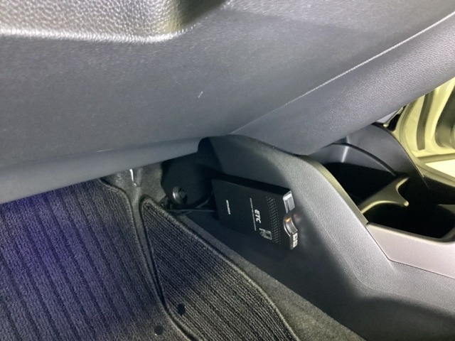 助手席の足元にETCがついています。高速道路の料金所の通過も楽々です。　カードの取り出しもしやすい場所についています。