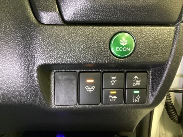 Hondaセンシング用の、VSA（ABS＋TCS＋横滑り抑制）解除とレーンキープアシストシステムのメインスイッチなどはハンドルの右側に装備しています。燃費に役立つECONボタンもここです。