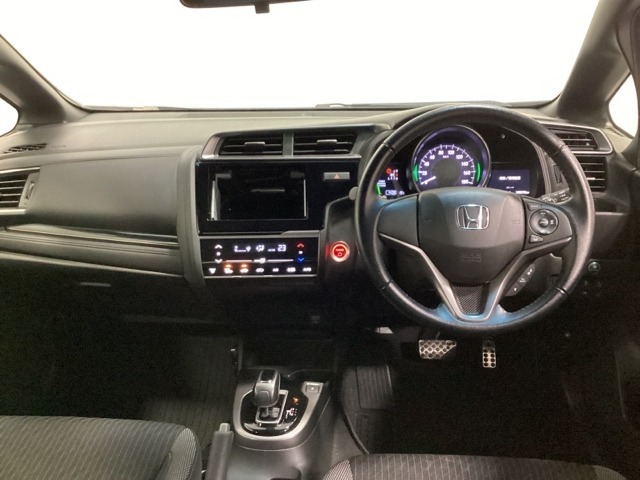 車内は光触媒抗菌消臭施工済です。インパネ周りはスタイリッシュなデザインで機能や装備も充実しています。グローブボックスやカップホルダーのほかにトレーなどたくさんの収納スペースが付いています。