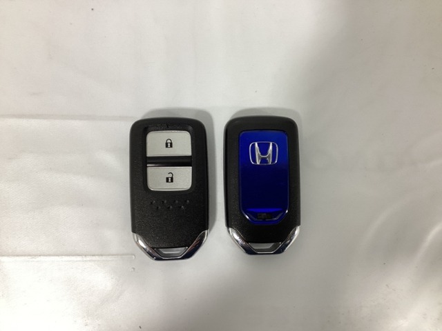 スマートキーを装備しています。鍵を差し込むことなくドアロックの開け閉めと、スタートボタン操作でのエンジンスタートができます。スペアキーも同じものを用意しております。