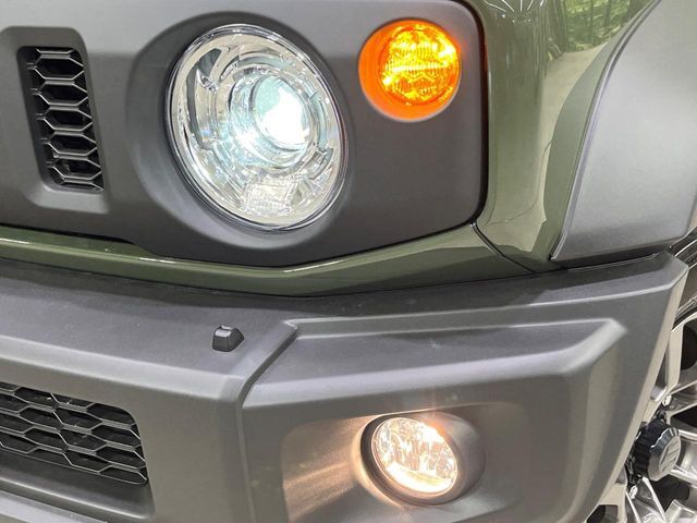 【LEDヘッドライト】悪天候や夜間走行時も良好な視界を確保し安心して運転できる高輝度LEDヘッドライトを装備！点灯速度が早く、消費電力も抑えられています。