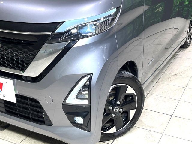 【LEDヘッドライト】悪天候や夜間走行時も良好な視界を確保し安心して運転できる高輝度LEDヘッドライトを装備！点灯速度が早く、消費電力も抑えられています。