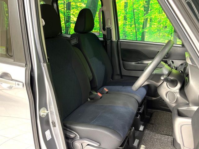 運転席まわりには十分なスペースがあり、大柄な方でもゆったり運転していただける環境です。