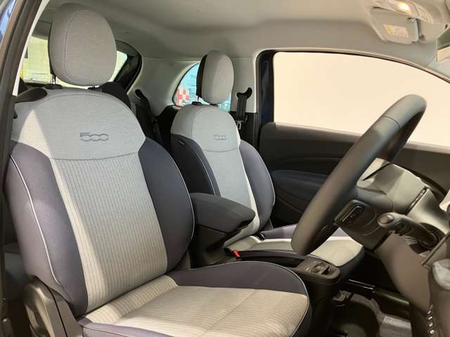 運転席も広々としており運転しやすい環境を実現しています☆