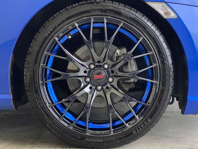 weds製アルミホイール　純正オプションLEDデイライナー　純正オプションフロアマット　KENWOOD製ドライブレコーダー　三菱電機ナビ　TV　バックカメラ　ETC　FA20型2.0L水平対向4気筒エンジン