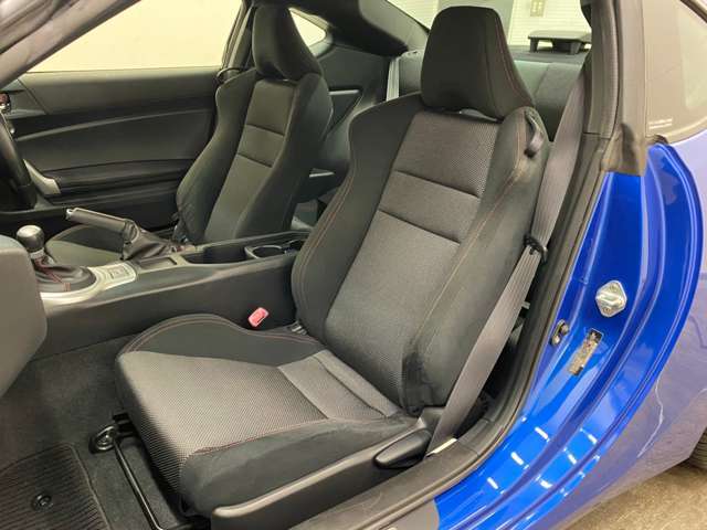 weds製アルミホイール　純正オプションLEDデイライナー　純正オプションフロアマット　KENWOOD製ドライブレコーダー　三菱電機ナビ　TV　バックカメラ　ETC　FA20型2.0L水平対向4気筒エンジン