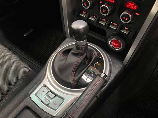 純正オプションLEDデイライナー　純正オプションフロアマット　KENWOOD製ドライブレコーダー　三菱電機ナビ　TV　バックカメラ　ETC　FA20型2.0L水平対向4気筒エンジン