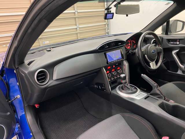 STi製スプリング　weds製アルミホイール　純正オプションLEDデイライナー　純正オプションフロアマット　KENWOOD製ドライブレコーダー　三菱電機ナビ　TV　バックカメラ　ETC　FA20型2.0L水平対向4気筒エンジン