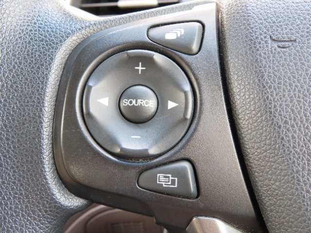 ステアリングリモコンは運転中でも簡単に音量調整やチャンネル変更も出来ちゃいます！わき見運転防止にもつながるので安心ですね！
