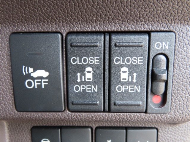 両側パワースライドドアとなりますので運転席からでもスイッチ一つでドアの開け閉めも可能です！