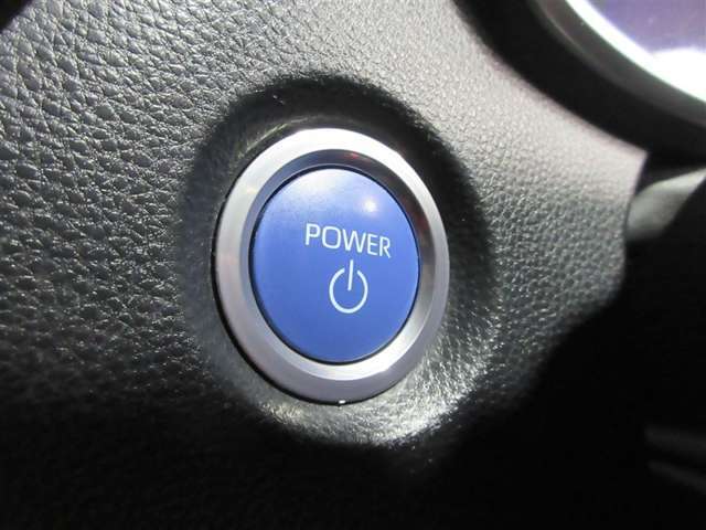 スマートキーを携帯していればキーを取り出さずにドアを施錠＆解錠。クルマの始動も可能です。