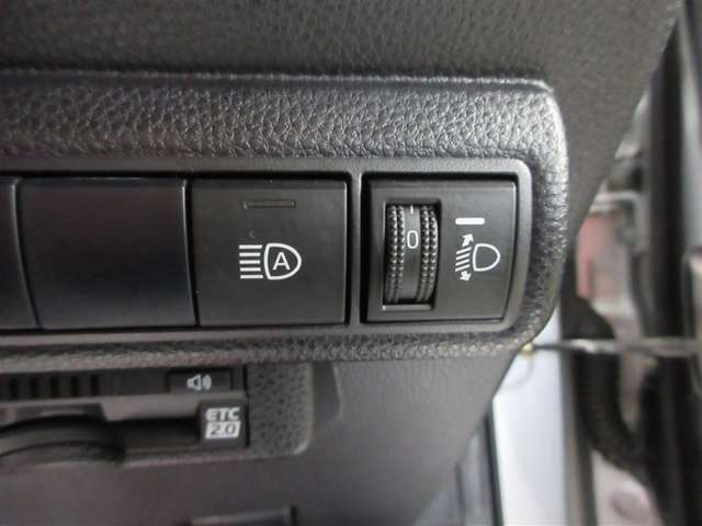 オートマチックハイビームとは、先行車や対向車のライトを認識し、ハイビームとロービームを自動で切り替える機能です。夜道の視界を確保します。詳細は販売店スタッフまでおたずねください。