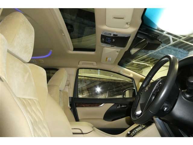 サンルーフ付なので明るく開放感があります♪