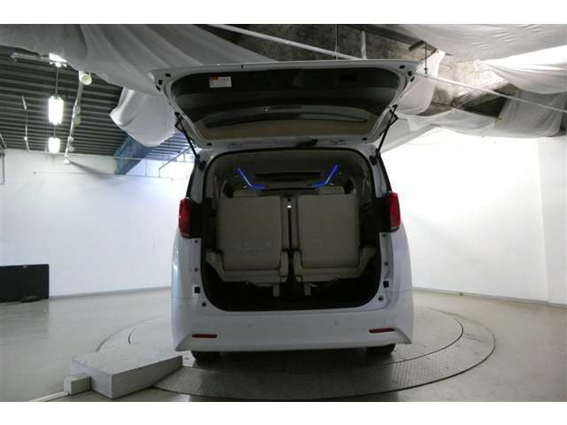 バックドアを開けた状態です。