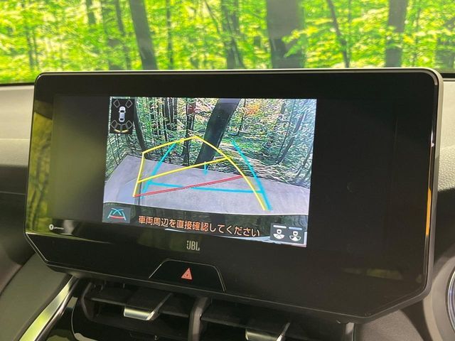 【バックカメラ】駐車時に後方がリアルタイム映像で確認できます。大型商業施設や立体駐車場での駐車時や、夜間のバック時に大活躍！運転スキルに関わらず、今や必須となった装備のひとつです！