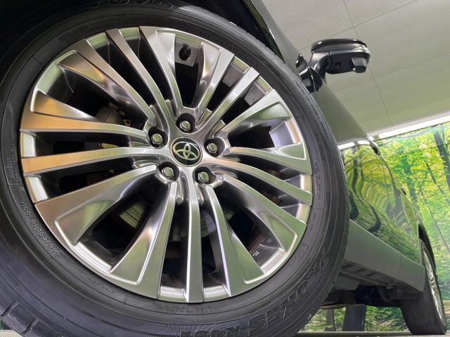 【純正19インチアルミホイール】外観にマッチした純正アルミホイールを装着しております。各種社外アルミホイールや、スタッドレスタイヤも取扱いしております。是非ご相談ください♪