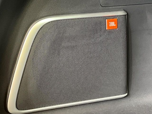 【JBLサウンドシステム】メーカーオプションの高品位サウンドシステムを搭載。専用のチューニングが施された大小様々なスピーカーから良質なサウンドが奏でられ、臨場感あふれる音響空間を演出します。