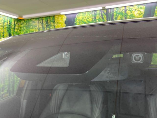 【トヨタセーフティセンス】走行中に前方の車両等を認識し、衝突しそうな時は警報とブレーキで衝突回避と被害軽減をアシスト。より安全にドライブをお楽しみいただけます。