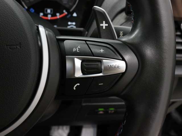 ★ステアリモコンスイッチ★ハンドル装備されいるリモコンで運転中にナビゲーションのチャンネルや曲を変えることが出来ます。運転しながらの危険なナビ操作がなくなりますので安心です