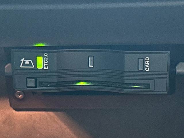 【ETC車載器】を装備しておりますので、ご納車直後からの遠距離ドライブも可能です。土日の利用料金の割引や、朝夕の通行料金を割引料金で高速道路をお楽しみいただけます。