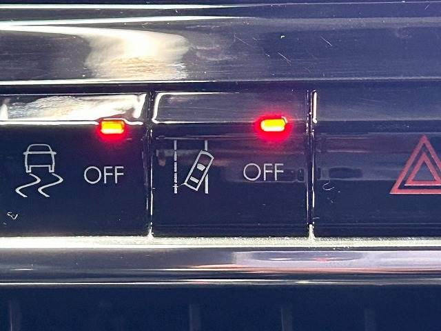 【レーンディパーチャーアラート】車両がレーンを認識し、跨いだ際やはみ出してそうな場合に、警告音でお知らせします。