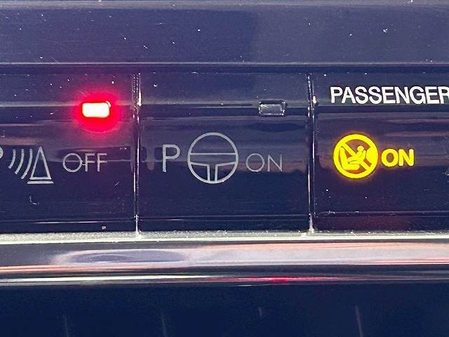 【パーキングアシスト】駐車場へ到着した際に設定するだけで面倒な駐車をアシストしてくれる便利機能。