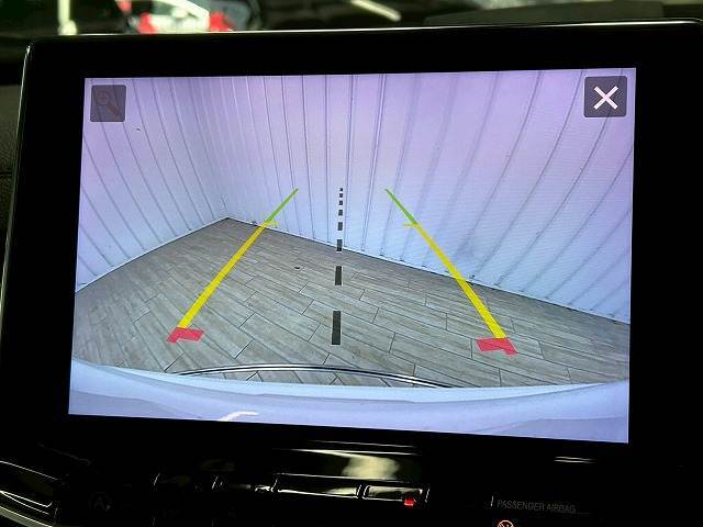【カラーバックモニター】を装備しております。リアの映像がカラーで映し出されますので日々の駐車も安心安全です。