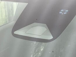 【ホンダセンシング】走行中に前方の車両等を認識し、衝突しそうな時は警報とブレーキで衝突回避と被害軽減をアシスト。より安全にドライブをお楽しみいただけます。