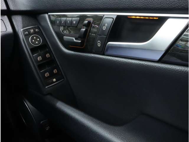 最終型は運転席と助手席は3名分のメモリー機能を備えたフルパワーシートを標準搭載。ドアトリムにもアンビエントライト(間接照明)を随所に採用し、上質な室内空間を演出しています。