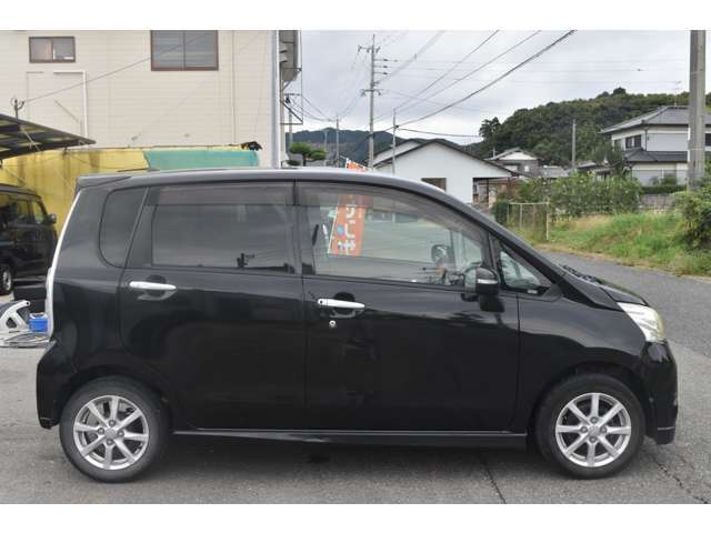 安さの秘密は積載車を保有していますので数台まとめて自社で陸送する事で徹底的にコストカットしています。その結果安く車を販売出来ます！