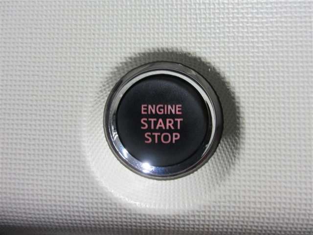 スマートキーを携帯していればキーを取り出さずにドアを施錠＆解錠。クルマの始動も可能です。